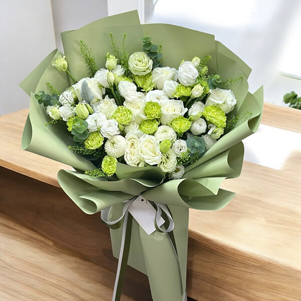 ช่อดอกไม้  White and Green Bouquet with Roses, Lisianthus, and Carnations ช่อดอกไม้  White and Green Bouquet with Roses, Lisianthus, and Carnations