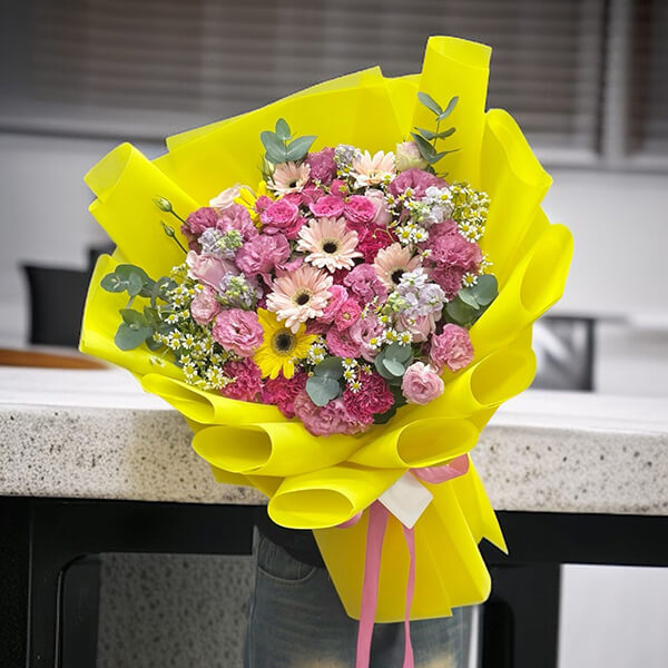 ช่อดอกไม้ "Warm Embrace Bouquet"