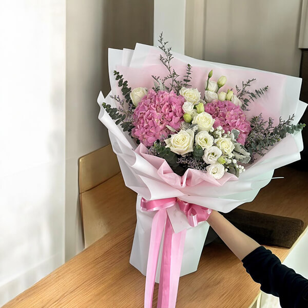 ช่อดอกไม้  "Blush Harmony Bouquet"