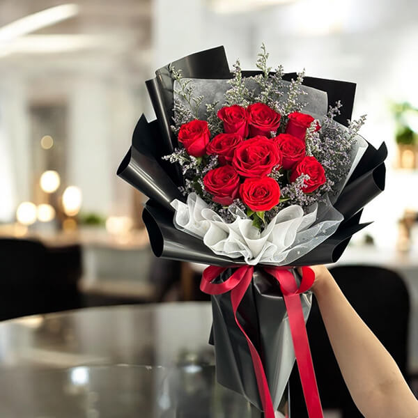 ช่อดอกไม้ "Elegant Ruby Rose Bouquet"