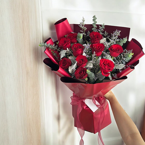 ช่อดอกไม้ "Red Rose Flower Bouquet with Caspia and Eucalyptus" ช่อดอกไม้ "Red Rose Flower Bouquet with Caspia and Eucalyptus"