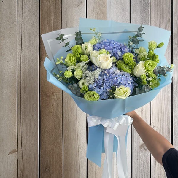 ช่อดอกไม้ "Blue Hydrangea and White Rose Bouquet with Green Lisianthus" ช่อดอกไม้ "Blue Hydrangea and White Rose Bouquet with Green Lisianthus"