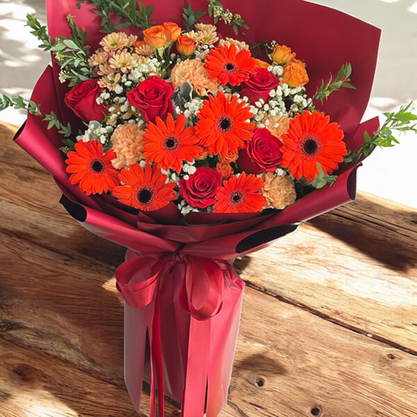 ช่อดอกไม้ "Vibrant Passion Bouquet"