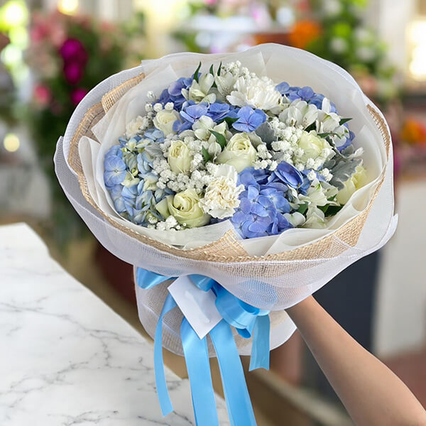 ช่อดอกไม้โทนเรียบหรู – ส่งช่อดอกไม้ถึงมือ 