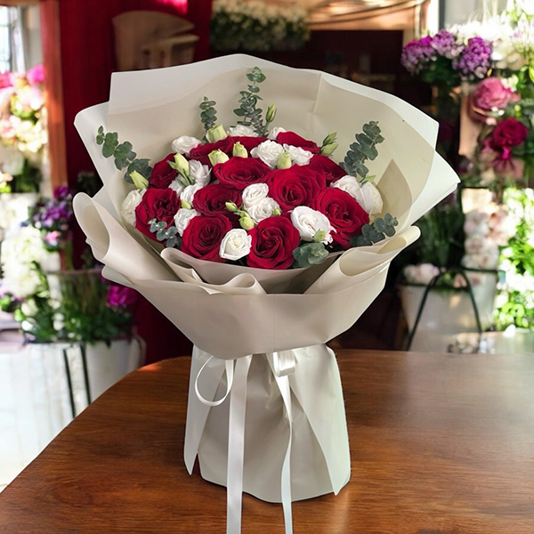 ช่อดอกไม้  Red Rose Flower Bouquet with White Lisianthus ช่อดอกไม้  Red Rose Flower Bouquet with White Lisianthus