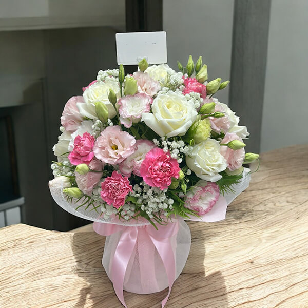 แจกันดอกไม้ “Sweet Embrace” – White & Pink Blooming Vase