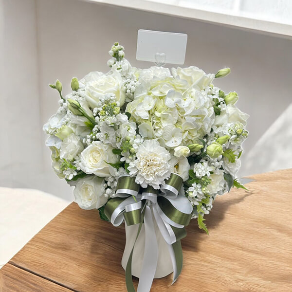 แจกันดอกไม้“Snow Blossom” – White Floral Vase