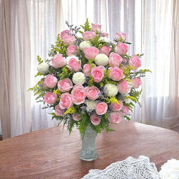 แจกันดอกไม้ “Rose Whisper” – Pink & White Flower Vase