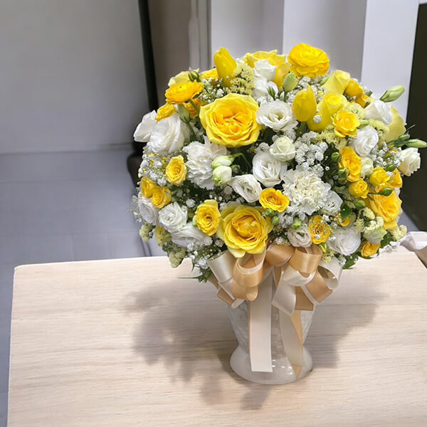 แจกันดอกไม้ “Sunny Elegance” – White & Yellow Flower Vase