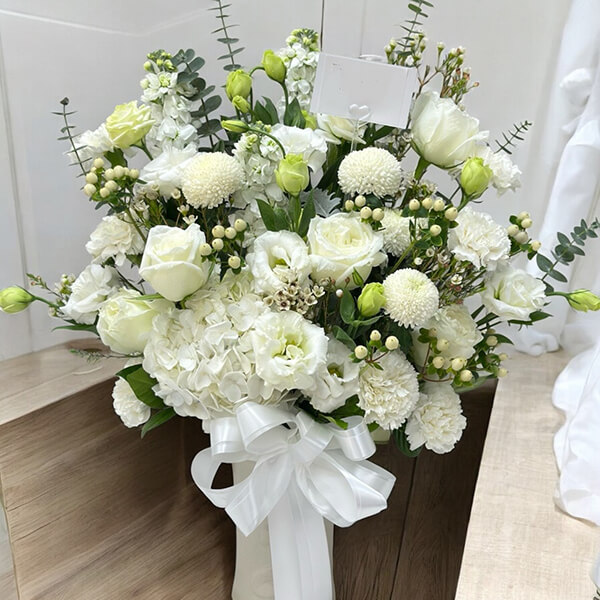 แจกันดอกไม้ “White Serenity” – All White Flower Arrangement