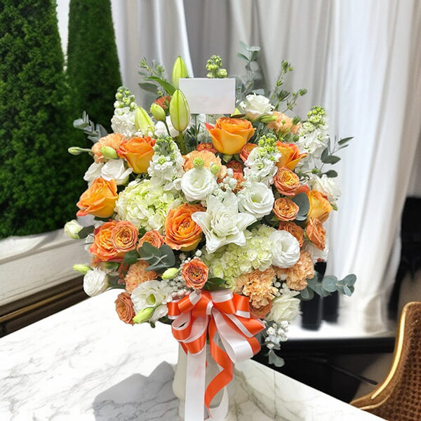แจกันดอกไม้ “Amber Delight” – White & Orange Floral Vase