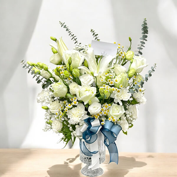 แจกันดอกไม้ “Pure Harmony” – White Floral Vase