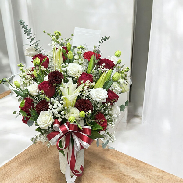 แจกันดอกไม้ “Scarlet Grace” – White & Red Blooming Vase