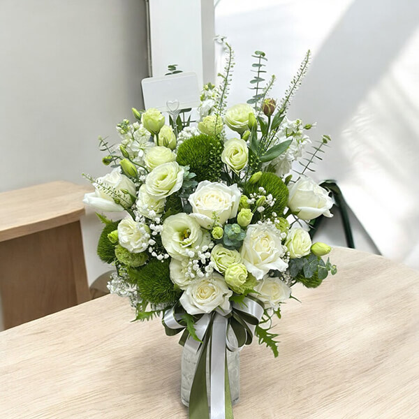 แจกันดอกไม้ “Forest Whisper” – White & Green Floral Vase