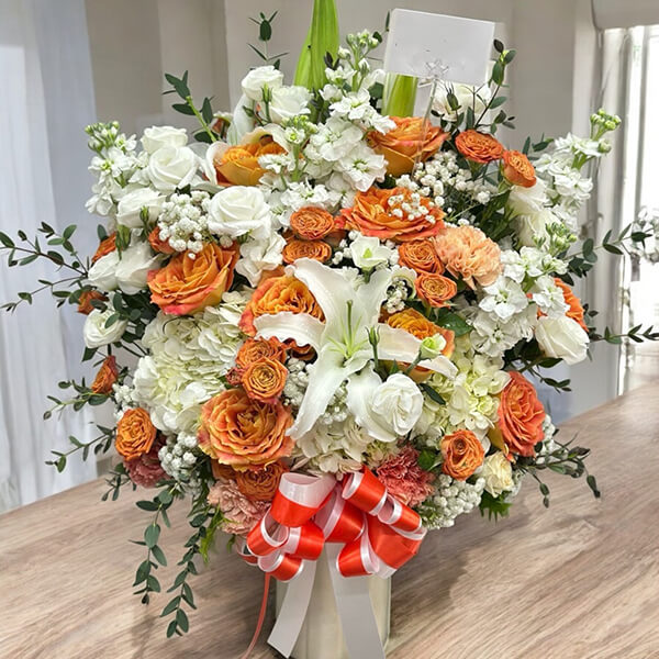 แจกันดอกไม้ “Amber Delight” – White & Orange Floral Vase