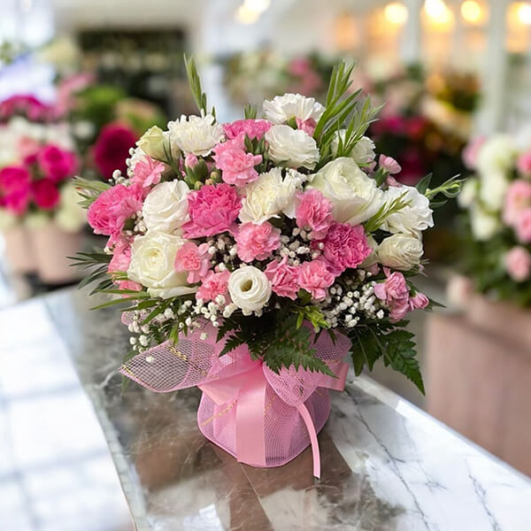 แจกันดอกไม้ “Pink Elegance” – Pink Carnation & White Flower Vase