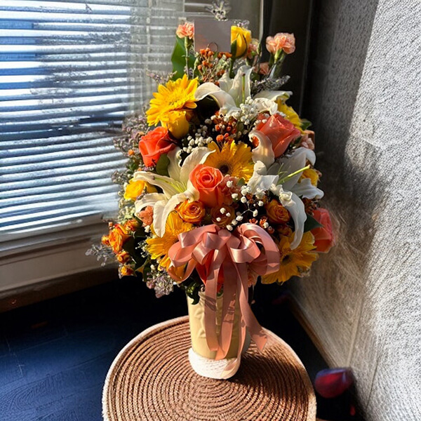 แจกันดอกไม้ “Golden Sunrise” – White, Orange & Yellow Flower Vase