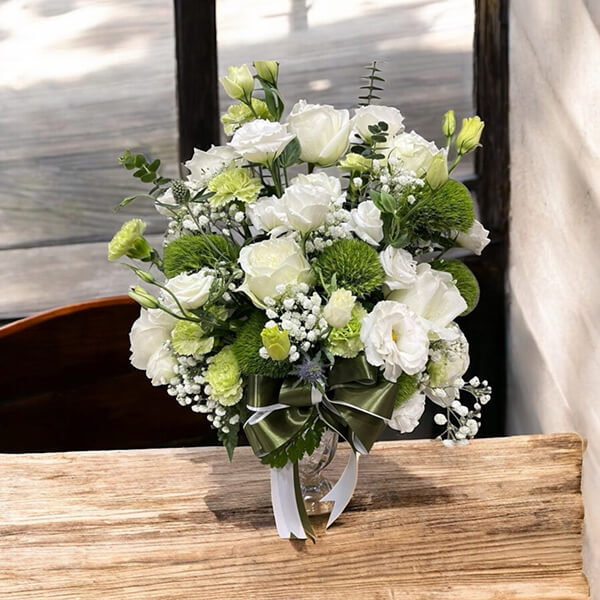 แจกันดอกไม้ Green Harmony Vase – White Roses & Green Carnations Arrangement