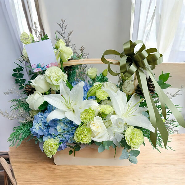กระเช้าดอกไม้ - Fresh Harmony White & Green Flower Basket กระเช้าดอกไม้ - Fresh Harmony White & Green Flower Basket