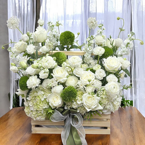กระเช้าดอกไม้ - Emerald Elegance Flower Basket