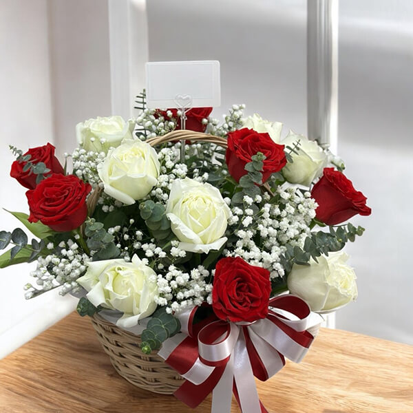 กระเช้าดอกไม้ Classic Red & White Rose Basket