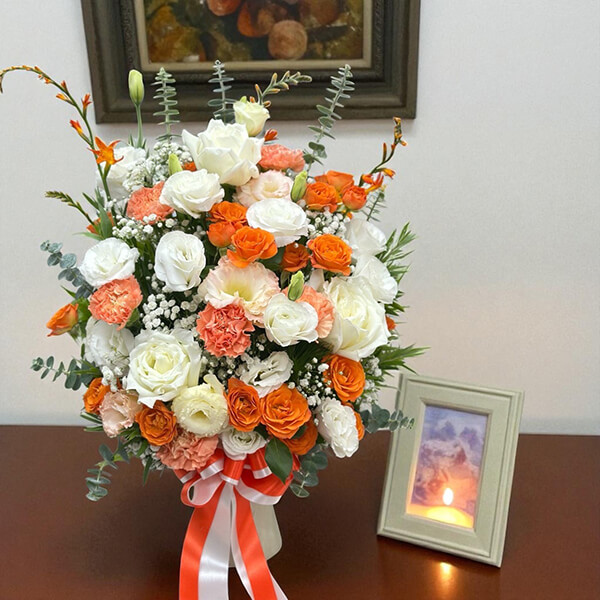 แจกันดอกไม้ “White & Orange Flower Vase "– Elegant Fresh Floral Arrangement