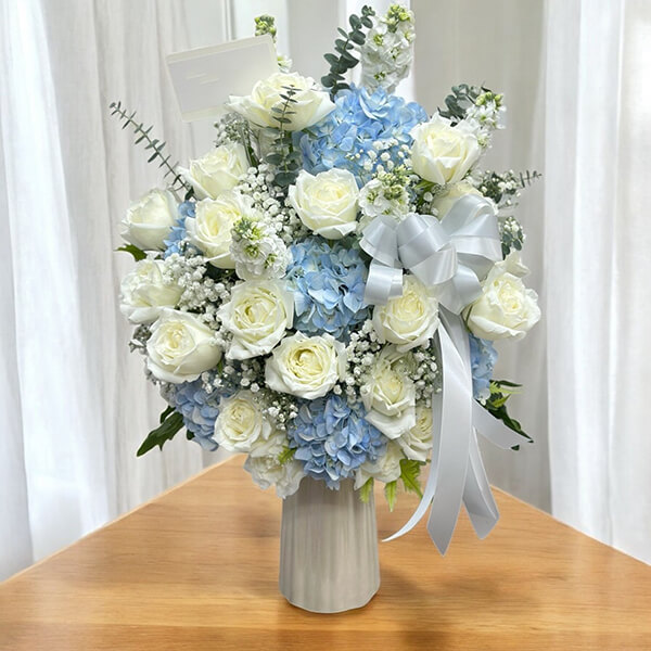 แจกันดอกไม้โทนขาวฟ้า – White & Blue Flower Vase | Story Of Flower