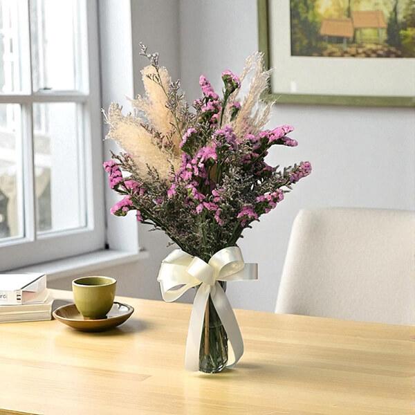 แจกันดอกไม้ – Vintage Glass Vase with Statice & Caspia
