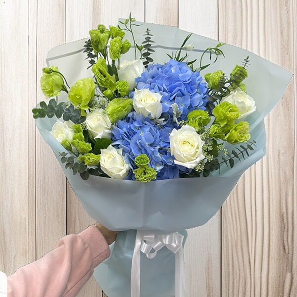 ช่อดอกไม้ "White & Blue Green Bouquet"
