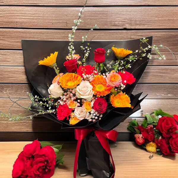 ช่อดอกไม้ Scarlet Ember Carnival Bouquet