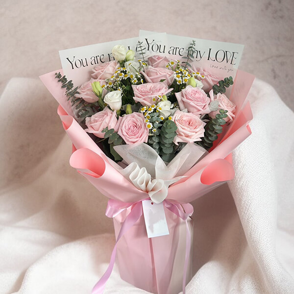 ช่อดอกไม้ Sweet Vintage Whispers Bouquet