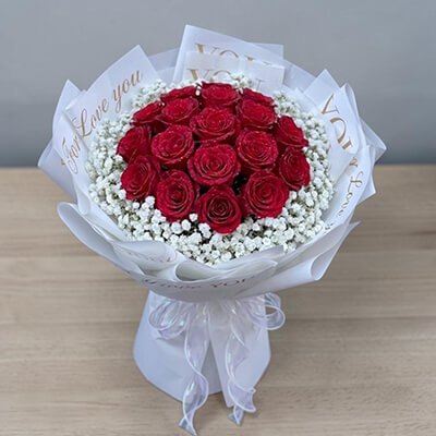 ช่อดอกไม้ ฺBlush of Love Bouquet – ช่อดอกไม้กุหลาบแดง ล้อมรอบด้วยดอกยิบโซ ห่อกระดาษขาว