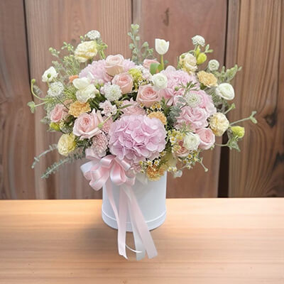 กล่องดอกไม้โทนขาวชมพูหวาน  Soft Day Flower Box