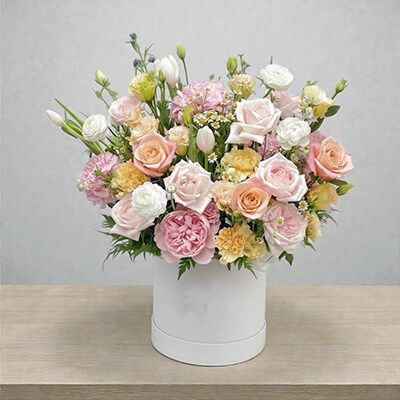 กล่องดอกไม้โทนขาว ชมพู โอรส  Love In Bloom