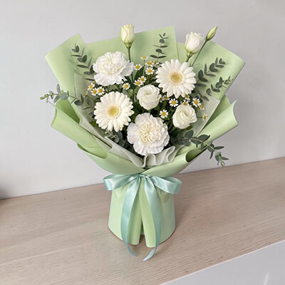 ช่อดอกไม้ Pure Green Serenity Bouquet