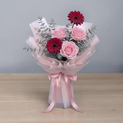 Pink Harmony Bouquet – ช่อกุหลาบชมพูและเยอบีร่าแดง