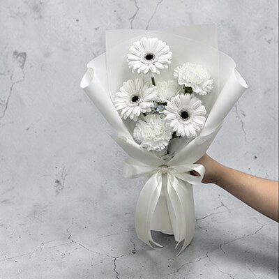 ช่อดอกไม้ White Serenity Bouquet &ndash; ช่อเยอบีร่าและคาร์เนชั่นสีขาว แห่งความสง่างาม