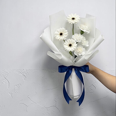 Arctic Blue Bouquet &ndash; ช่อเยอบีร่าและคาร์เนชั่นสีขาว สไตล์มินิมอล