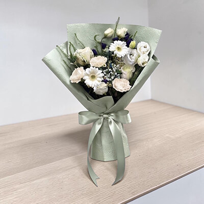 Green Serenity Bouquet – ช่อกุหลาบ ไลเซ็นทัส และเยอบีร่าสีขาว สไตล์ธรรมชาติ