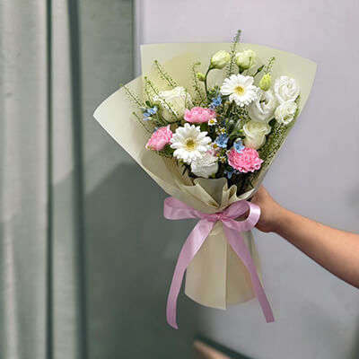 Vintage Grace Bouquet – ช่อกุหลาบขาวและคาร์เนชั่นชมพู สไตล์วินเทจ