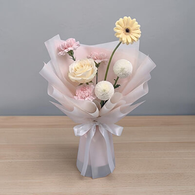 Blush Pearl Bouquet &ndash; ช่อดอกไม้สีชมพูขาว สไตล์หรูละมุน