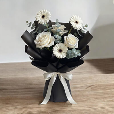 ช่อดอกไม้ The White Velvet Noir Bouquet