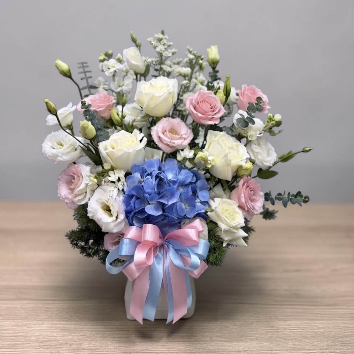 แจกันดอกไม้วันแม่ ไฮเดรนเยียสีฟ้าและกุหลาบพาสเทล ส่งด่วน (Mother's Day Hydrangea & Rose Ceramic Vase)