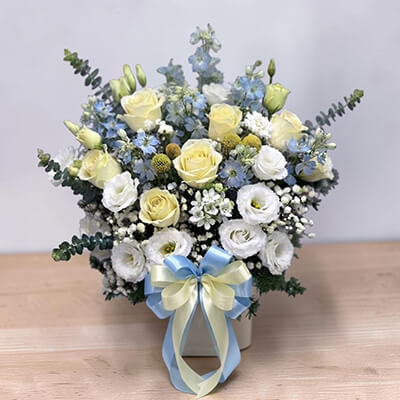 แจกันดอกไม้วันแม่ กุหลาบสีเหลืองและดอกไม้โทนสีฟ้าขาว ส่งด่วน (Mother's Day Yellow Rose & Blue Floral Ceramic Vase)