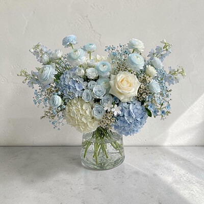 แจกันดอกไม้วันแม่ ไฮเดรนเยียและกุหลาบโทนสีฟ้าขาวพาสเทล ส่งด่วน (Mother's Day Luxury Blue & White Pastel Glass Vase)