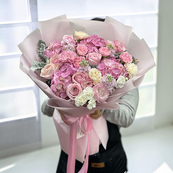 Sweet Pink Blossom & Hydrangea Premium Bouquet ช่อดอกไม้สดโทนสีชมพูพาสเทล ผสมกุหลาบ คาร์เนชัน และไฮเดรนเยีย
