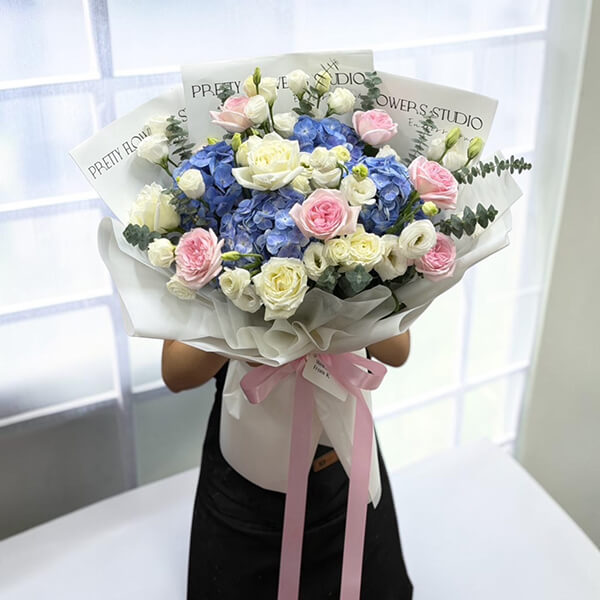 Ocean Breeze & Pink Rose Premium Bouquet ช่อดอกไม้สดทูโทน ไฮเดรนเยียสีน้ำเงินทะเลผสมกุหลาบพาสเทลสีชมพูและขาว