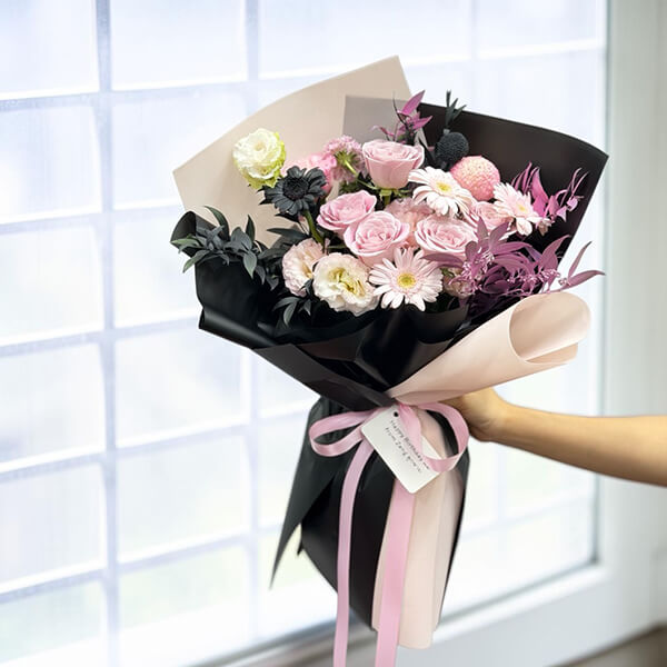 ช่อดอกไม้สดโทนสีชมพูหม่นตัดดำสุดชิค ผสมกุหลาบดีไซน์โมเดิร์นลอฟท์ ช่อของขวัญวันเกิดและรับปริญญา Midnight Bloom Dusty Pink Rose and Gothic Premium Bouquet