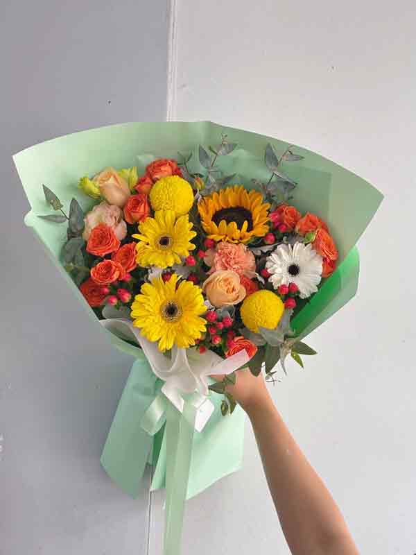 ช่อดอกไม้หลากสีสดใส จัดแน่นด้วยดอกไม้สดหลายชนิด สื่อถึงความสดชื่น ร่าเริง